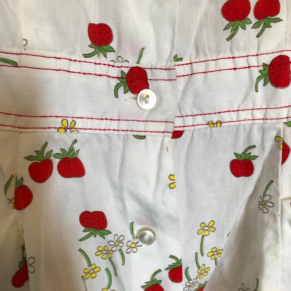 Vintage Cottagecore Strawberry Print Blouse 🍓 - Picture 6 of 7